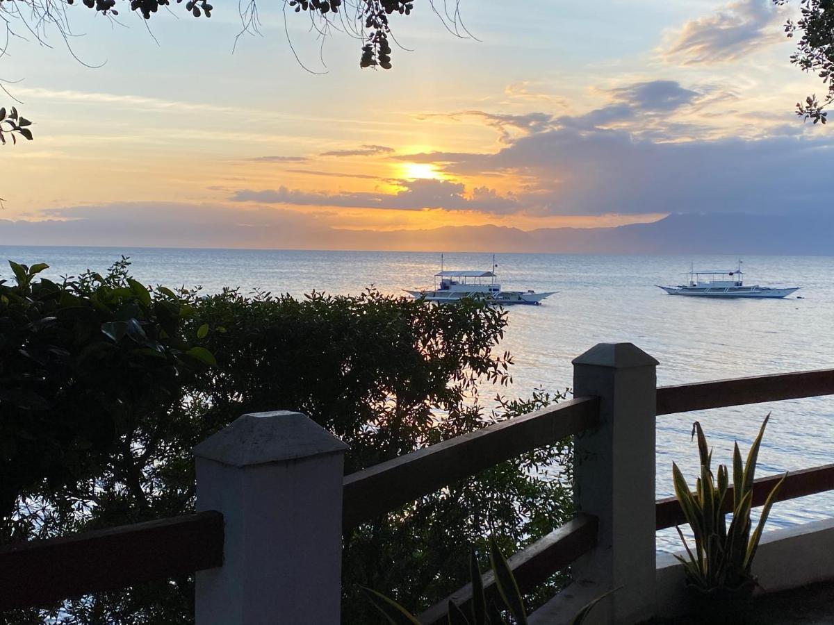 Pescador View - Beachfront & Nearby The Ocean Hostels & Restaurant Moalboal Bagian luar foto