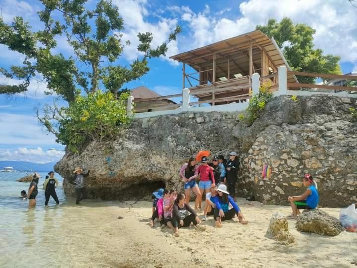 Pescador View - Beachfront & Nearby The Ocean Hostels & Restaurant Moalboal Bagian luar foto