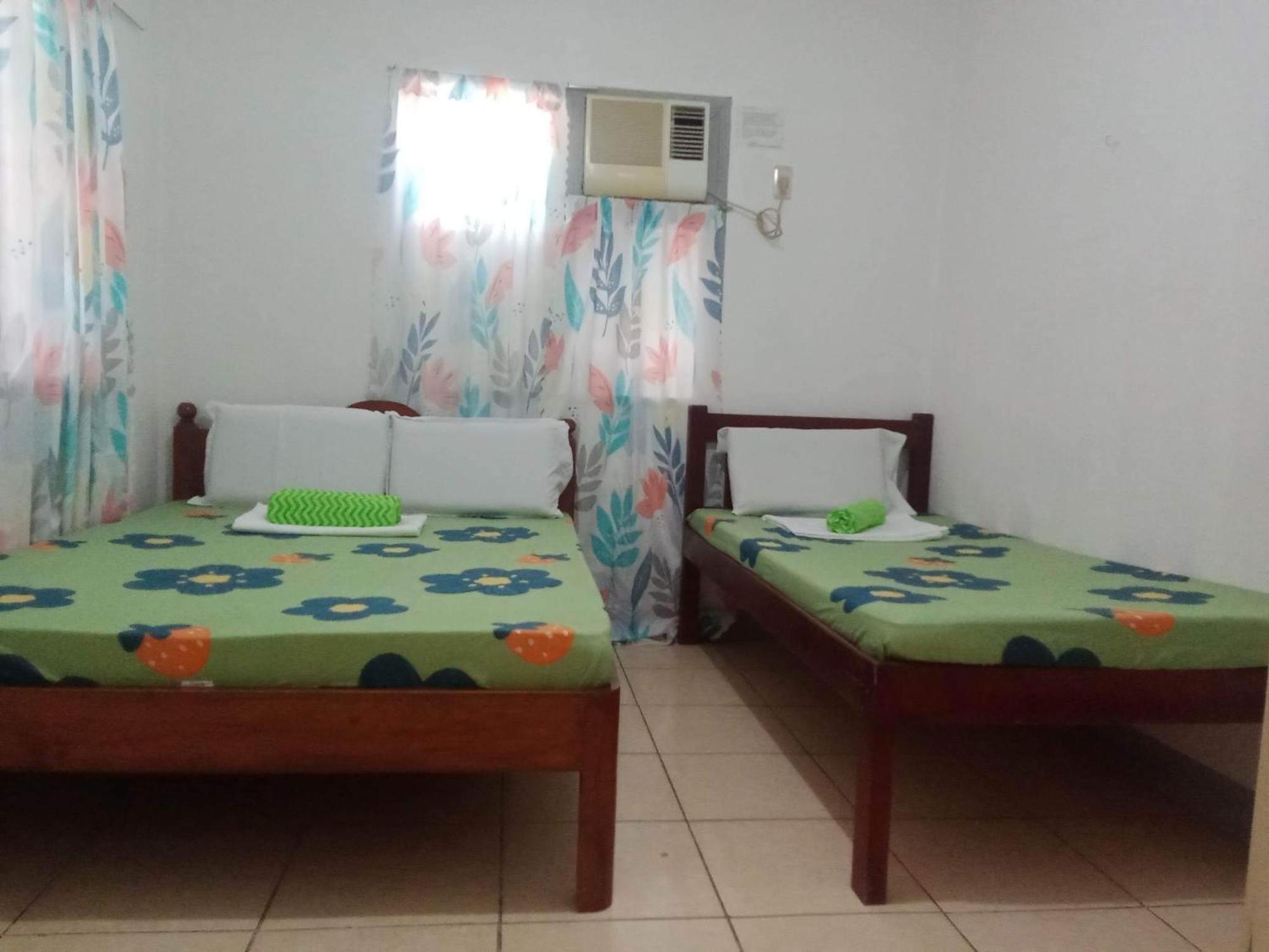 Pescador View - Beachfront & Nearby The Ocean Hostels & Restaurant Moalboal Ruang foto