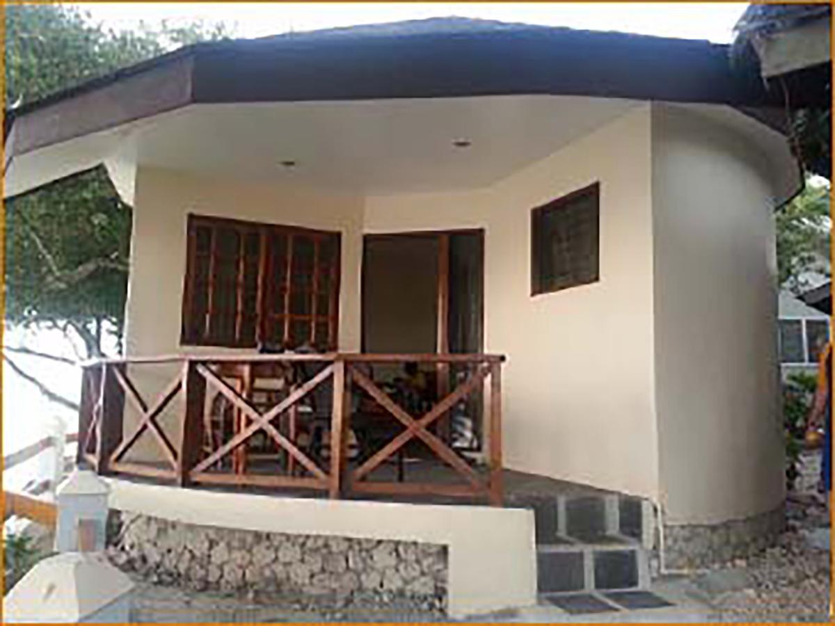 Pescador View - Beachfront & Nearby The Ocean Hostels & Restaurant Moalboal Bagian luar foto